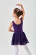 Junges Mädchen in einem lila Ballett-Outfit posiert mit einem erhobenen Arm 2