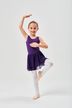 Junges Mädchen in einem lila Ballettbody und Rock posiert in einer Ballettposition. 3