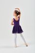 Ein junges Mädchen in einem lila Ballettbody und weißen Strumpfhosen posiert in einer Ballettposition. 4