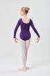 Junge Balletttänzerin in einem lila Ballettbody und weißen Strumpfhosen steht in einer Ballettpose mit dem Rücken zur Kamera. 4