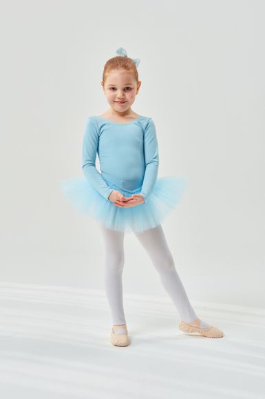 Ein junges Mädchen in einem blauen Ballettbody
