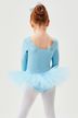 Kleines Kind in einem hellblauen Ballettbody und Tutu 2
