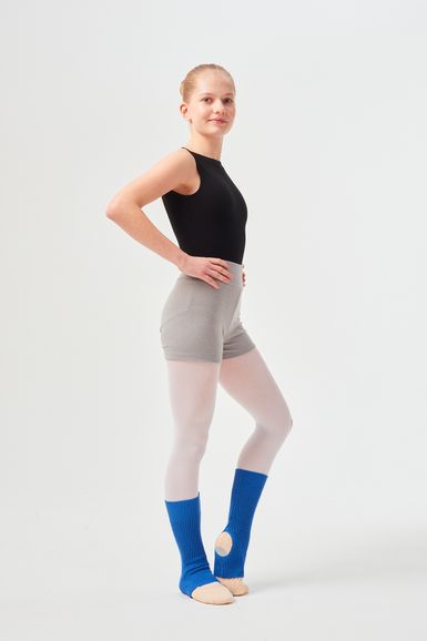 Eine Person in Tanzkleidung posiert in einem schwarzen Ballettbody