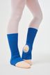 Eine Person trägt blaue Strickbeinwärmer über rosa Strumpfhosen und beigen Ballettschuhen 1