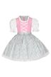 Rosa Dirndlkleid mit weißen Puffärmeln und einer blauen Blumenschürze mit Spitzen- und Banddetails. 2