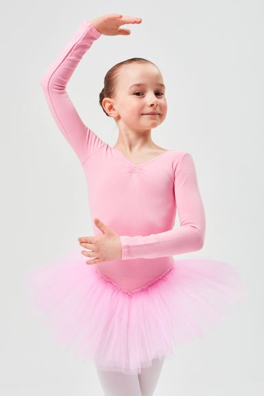 Ein junges Mädchen in einem rosa Tutu und Ballettbody posiert in einer Ballettposition.