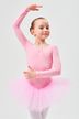 Ein junges Mädchen in einem rosa Tutu und Ballettbody posiert in einer Ballettposition. 1