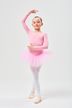 Junge Balletttänzerin in einem rosa Tutu posiert mit erhobenem Arm und steht auf einem Bein. 3