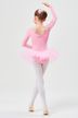 Ein junges Mädchen in einem rosa Ballett-Outfit und weißen Strumpfhosen posiert mit einem erhobenen Arm und steht. 4