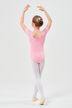 Ein junges Mädchen in einem rosa Ballettbody und weißen Strumpfhosen steht in einer Ballettpose mit über dem Kopf erhobenen Armen und dem Gesicht abgewandt. 4