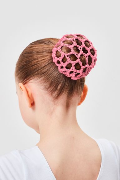 Ein Mädchen mit braunem Haar zu einem Dutt gebunden