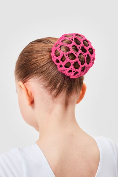 Ein Mädchen mit braunem Haar zu einem Dutt gebunden