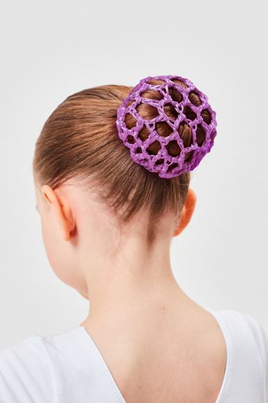 Ein Mädchen mit braunem Haar zu einem Dutt gebunden