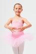 Ein junges Mädchen in einem rosa Ballett-Outfit posiert mit ausgestreckten Armen. 1