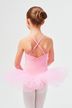 Junges Mädchen in einem rosa Tutu und Ballettanzug mit Duttfrisur 2