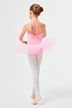 Ein junges Mädchen in einem rosa Ballett-Outfit und weißen Strumpfhosen steht in einer Tanzpose und blickt von der Kamera weg. 4