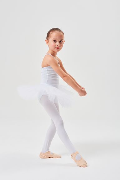 Ein junges Mädchen in einem weißen Ballett-Outfit und Strumpfhosen steht in einer Ballettpose.