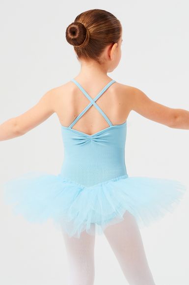 Junges Mädchen in einem hellblauen Ballettbody und Tutu mit hochgestecktem Haar