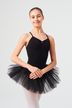 Eine junge Balletttänzerin in einem schwarzen Ballettbody und Tutu posiert mit gefalteten Händen. 1