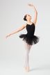 Eine Balletttänzerin in einem schwarzen Tutu posiert auf Spitze. 3