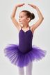 Ein junges Mädchen in einem lila Tutu und Ballettbody posiert in einer Ballettposition. 1