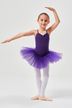 Junges Mädchen in einem lila Ballett-Tutu und weißen Strumpfhosen posiert in einer Ballettposition. 3