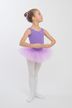 Junges Mädchen in einem lila Ballettbody und Tutu posiert in einer Balletthaltung. 3