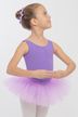 Ein junges Mädchen in einem lila Ballettbody und Tutu posiert in einer Balletthaltung und blickt zur Seite. 1
