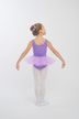 Ein junges Mädchen in einem lila Ballettbody und Tutu steht in einer Ballettpose mit dem Rücken zur Kamera. 2