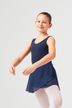 Junges Mädchen in einem marineblauen Ballettbody und Rock posiert in einer Ballettposition. 1