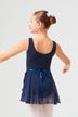 Junges Mädchen in einem marineblauen Ballettbody und Rock mit einer blauen Schleife 2