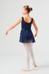 Junges Mädchen in einem marineblauen Ballettbody und Rock 4