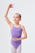 Ein junges Mädchen in einem lila Ballettbody posiert mit erhobenem Arm. 1