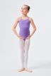 Junges Mädchen in einem lila Ballettbody und weißen Strumpfhosen posiert in Ballettposition. 3