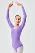 Eine Person in einem lila Ballettbody posiert mit erhobenen Armen in einer Ballettposition. 4