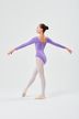 Eine Balletttänzerin in einem lavendelfarbenen Ballettbody und weißen Strumpfhosen steht in einer Pose mit ausgestreckten Armen und zur Seite gedrehtem Kopf. 5