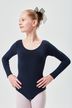 Ein junges Mädchen in einem marineblauen Langarm-Trikot und einer schwarzen Haarschleife steht mit den Händen in den Hüften und schaut zur Seite. 1