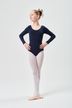 Ein junges Mädchen in einem marineblauen Ballettbody 3