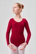 Junges Mädchen in einem roten Langarm-Trikot posiert mit Ballettarmen vor einem schlichten hellgrauen Hintergrund. 1
