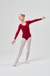 Junge Balletttänzerin in einem roten Ballettbody und weißen Strumpfhosen posiert mit ausgestreckten Armen. 4