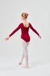 Eine Balletttänzerin in einem roten Ballettbody 5