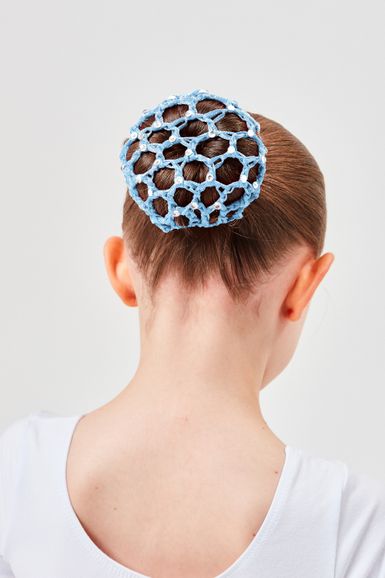 Von hinten ist eine Person mit braunem Haar zu einem Dutt zu sehen