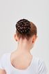 Ein Mädchen mit braunem Haar zu einem Dutt gebunden 1
