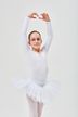 Ein junges Mädchen in einem weißen Ballettkostüm und posiert mit erhobenen Armen. 1