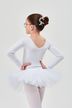 Ein junges Mädchen in einem weißen Ballett-Outfit  steht mit den Händen in den Hüften und blickt von der Kamera weg. 2