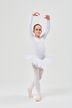 Ein junges Mädchen in einem weißen Ballett-Outfit posiert mit erhobenen Armen und steht auf einem Bein. 3