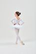 Junge Balletttänzerin in einem weißen Tutu posiert mit den Händen in den Hüften und blickt zur Seite. 5