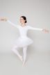 Junge Balletttänzerin in einem weißen Tutu posiert mit einem erhobenen Bein und ausgestreckten Armen. 4
