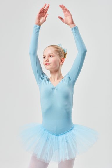 Junges Mädchen in einem hellblauen Ballett-Outfit steht mit erhobenen Armen.