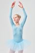 Junges Mädchen in einem hellblauen Ballett-Outfit steht mit erhobenen Armen. 1